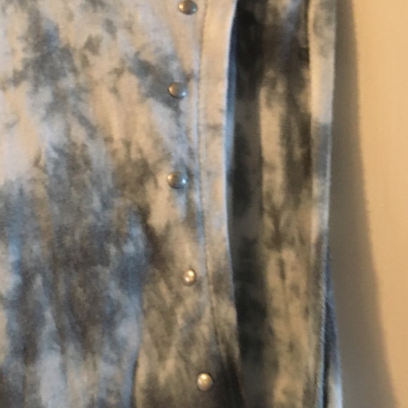 Billabong tyedye top w/open tie back & tiny alum. stud trim around armholes. Lg. - Picture 8 of 9